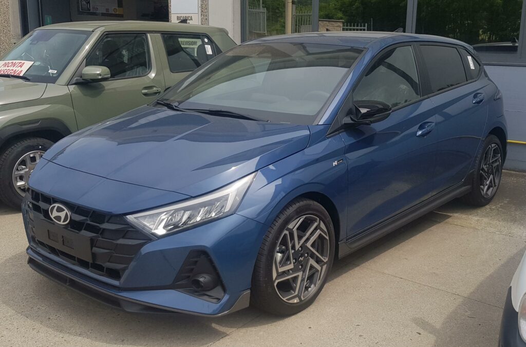 HYUNDAI i 20 N-Line Vettura nuova in pronta consegna da immatricolare, disponibili diversi allestimenti e colori. Garanzia 5 anni, finanziabile L'allestimento N-Line è frutto della collaborazione con il reparto Hyundai N. E' caratterizzata da assetto specifico con doppio terminale di scarico, cerchi in lega da 17", interni dedicati N-LINE, fari full led e molto altro. Info 334 981 0245